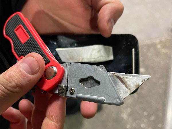 הסכינים שהיו ברשותו של התוקף (דוברות המשטרה)