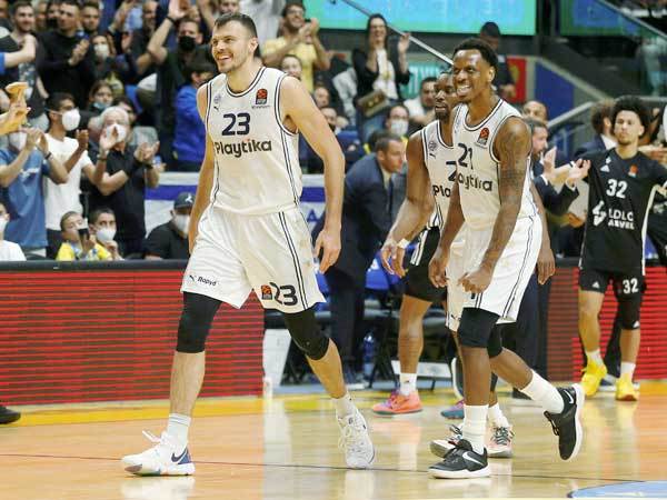 המקום השישי הובטח. שחקני מכבי חוגגים (אלן שיבר)