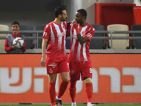 איינבינדר כבש ראשון בפנדל אחרי שפלומן הוכשל ברחבה (ברני ארדוב)