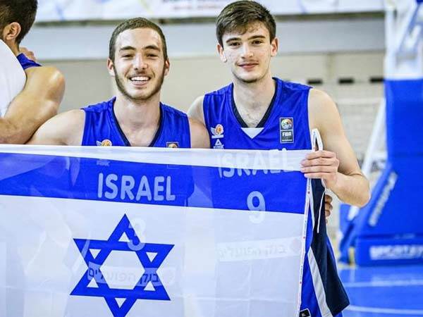 במדי הנבחרת. חושב גבוה (פיב"א)