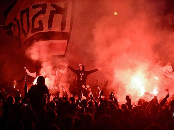 אוהדי פ.ס.ז' מחוץ לאצטדיון (Getty)