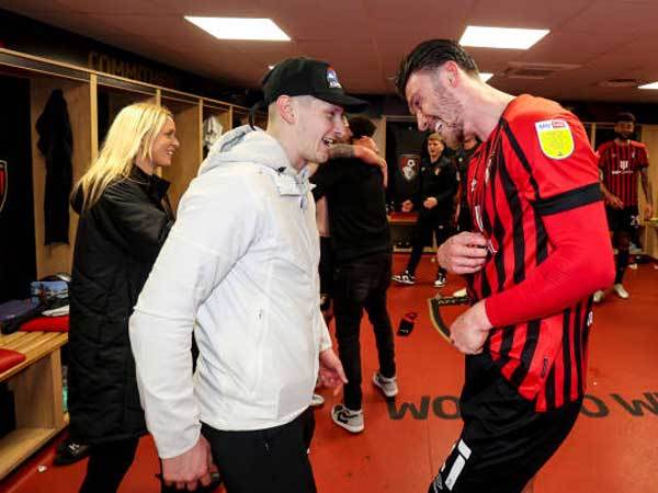 חגג עם החברים בחדר ההלבשה. ברוקס (GETTY)