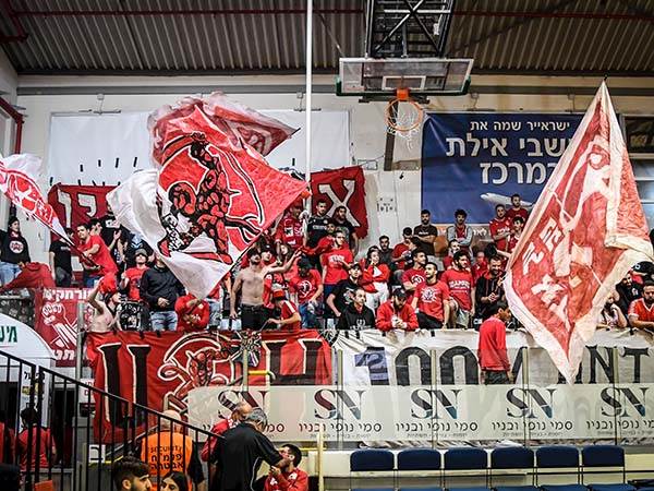 אוהדי הפועל ת"א. מחכה להם סדרת פלייאוף מאתגרת (באדיבות מנהלת הליגה)