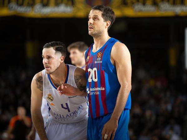 החליפו גופיות. האחד פורח, השני הסתבך (GETTY)