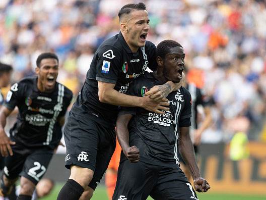 ג'יאסי וחבריו חוגגים הישארות בליגה (Getty)