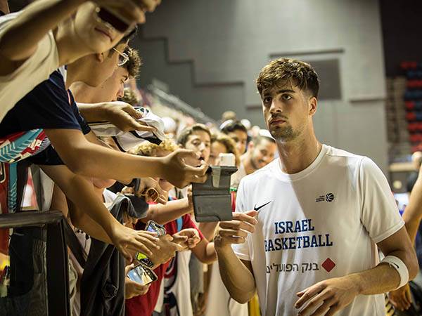 מחלק חתימות (עודד קרני)