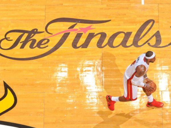 לברון ולוגו הגמר המיתולוגי (Jesse D. Garrabrant/NBAE via Getty Images)