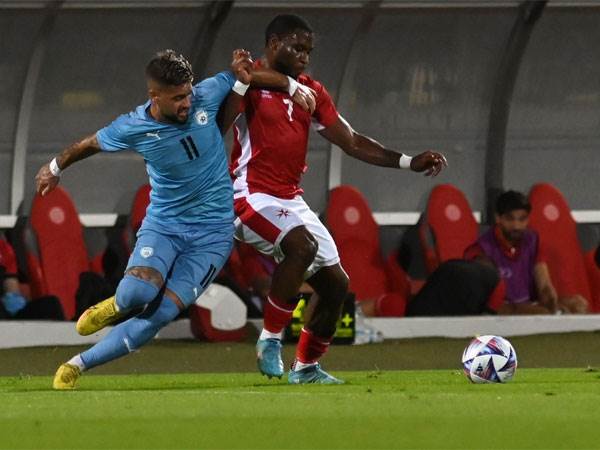 יותר גדול מכדורגל (מוטי פשכצקי)