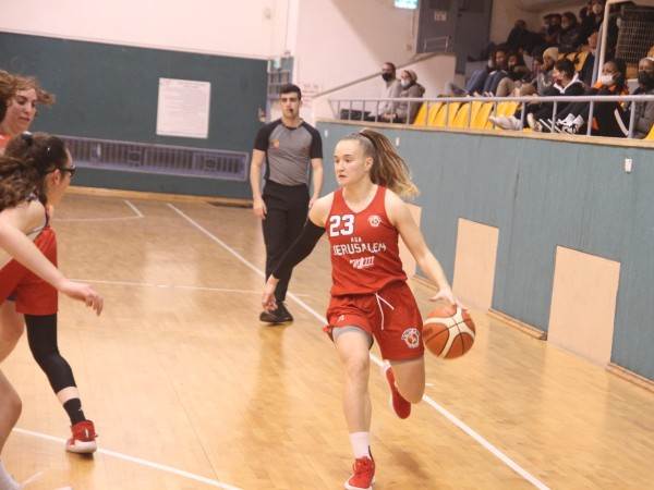 "רוב הכדורסלניות בוחרות לשלב משהו נוסף עם הכדורסל". מיכאליץ' (קרדיט: שי ברק)