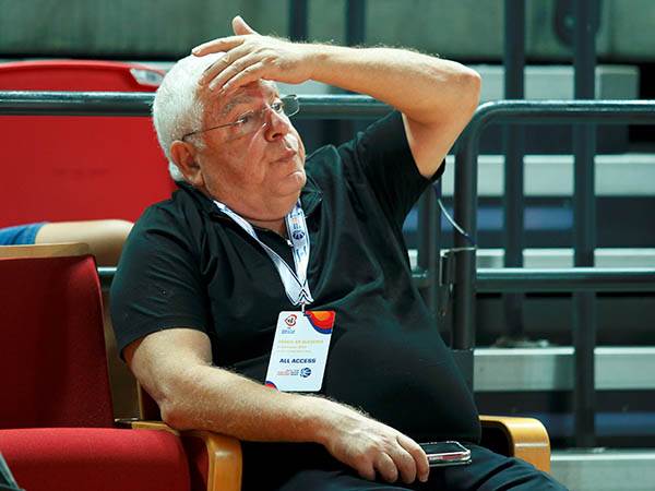 צפה בנבחרת מתקשה. גרשון (אלן שיבר)