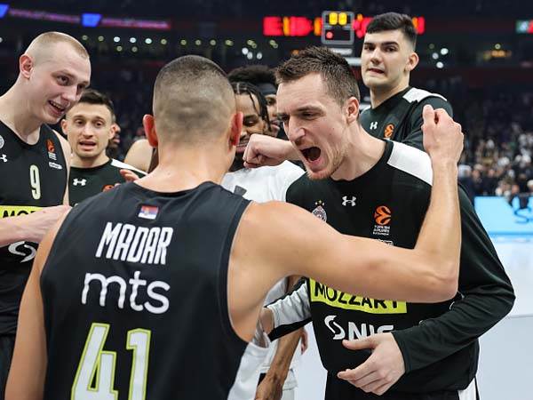 גם החברים פירגנו (GETTY)