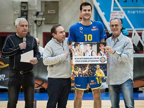 "לא חלמתי על זה". פניני (עודד קרני)