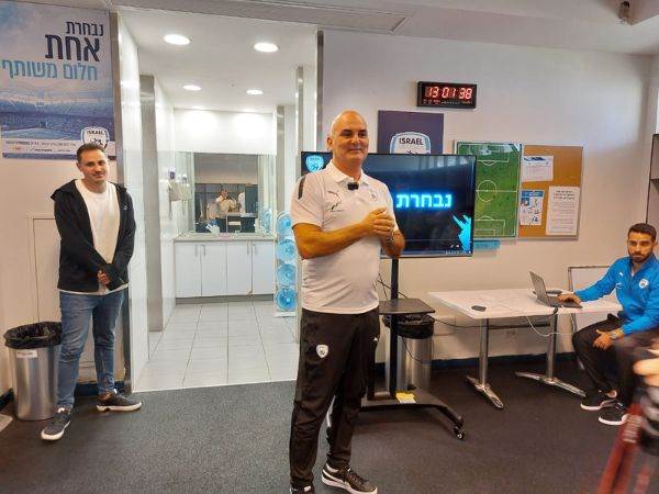 חזן בשיחה עם התקשורת