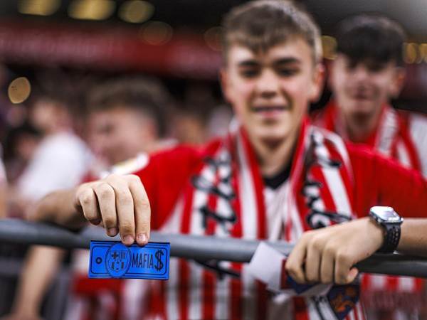 אוהד בילבאו והמחאה נגד ברצלונה (Getty)