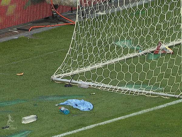 החפצים שהושלכו על ינקו (צילום מסך)