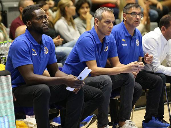 "רוצה להקל על מי שעובד לצידי". פרקינס לצד הצוות (צילום: אודי ציטיאט)