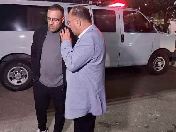 מנכ"ל מכבי חיפה, איציק עובדיה, והדובר דודו בזק מחוץ לאצטדיון