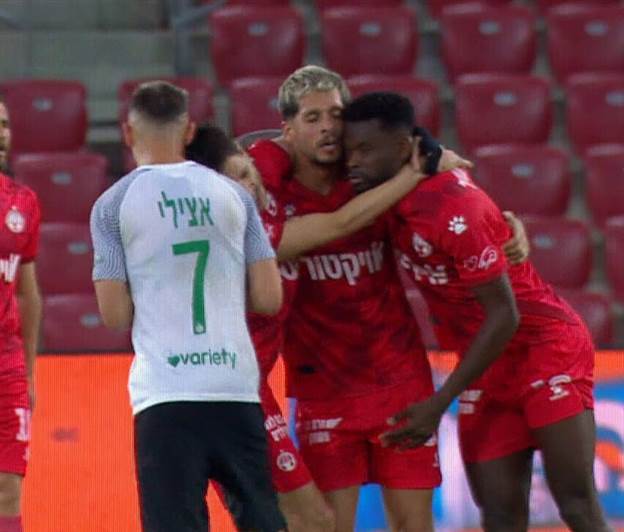 לאחר הלחישה, לופס מגיב בזעם ומנסה לדחוף את אצילי