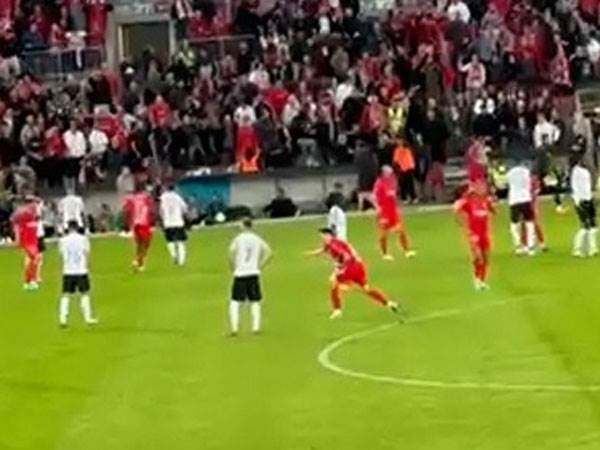 לופס חוגג בקרבת אצילי