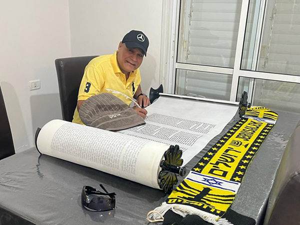 "סיפר על כל ההיסטוריה". אלי אהרון (אוסף פרטי)