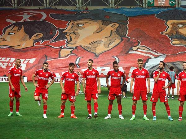 הקהל עמד מאחורי הקבוצה (אלן שיבר)