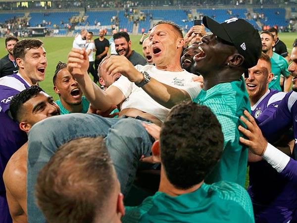 "תמיד מסתכל על התואר הבא". בכר (אלן שיבר)