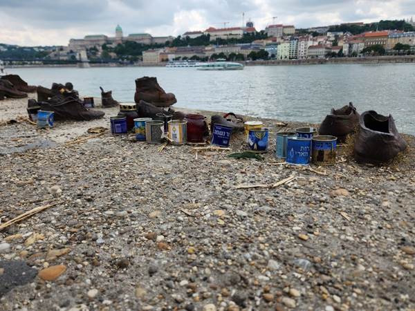 מיצג הנעליים על גדות נהר הדנובה, המנציח את היהודים שנרצחו ונזרקו לנהר