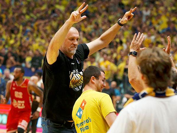 הקפיץ את האוהדים, והתנצל על הבלבול. וויצ'יץ' (אלן שיבר)