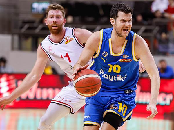 עם פניני. תחילה, ריימן אמור היה להגיע במקומו (מאור אלקסלסי)