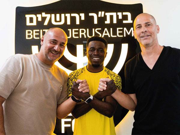 סורו עם סוכניו פרנק בלחסן ואבי נמני (האתר הרשמי של בית"ר ירושלים)