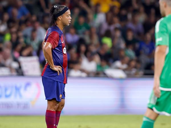 ונתן שואו לקהל שבא לראות אותו (צילום: מאור אלקסלסי)