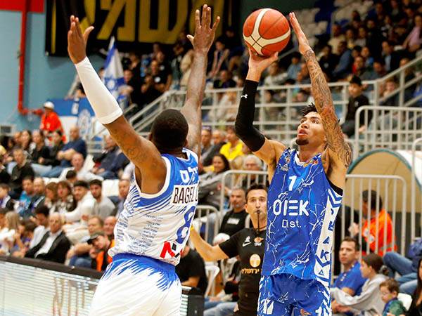 היה פה גם בתחילת המלחמה. סנדי כהן (אלן שיבר)