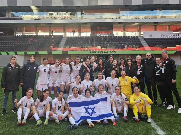נבחרת הנערות לאחר הניצחון (קרדיט: התאחדות בכדורגל)