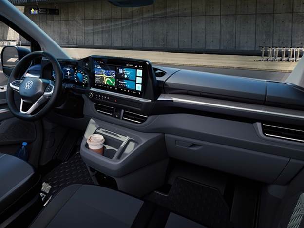 מבפנים הדמיון לפורד טרנזיט קסטום בולט יותר