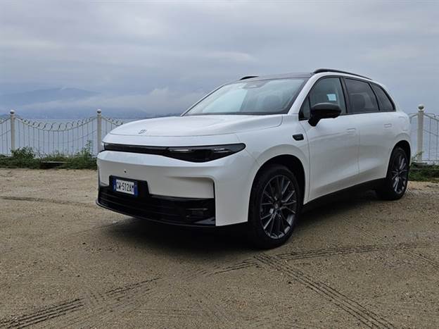 מתחת למכסה המנוע יש עוד תא אחסון