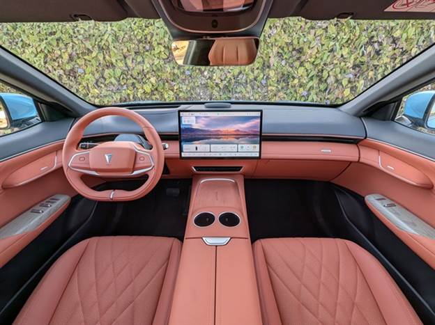 לעומת העיצוב החיצוני, זה הפנימי מודרני אבל שגרתי