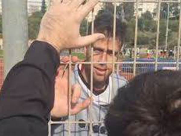 מלמד עם אוהדי הפועל חיפה. לא הצליחו לשכנע (צילום מסך)