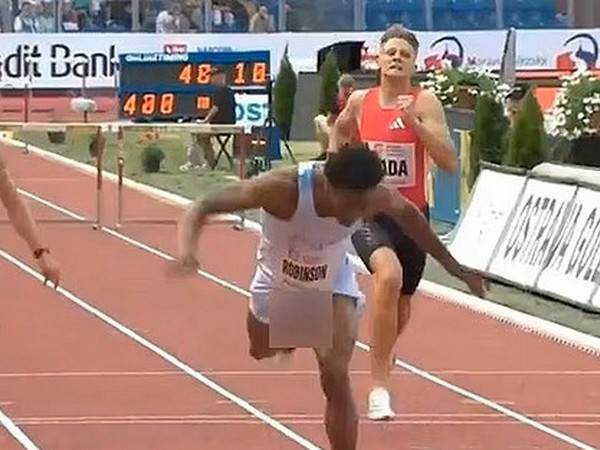 רובינסון נותר חשוף | צילום מסך