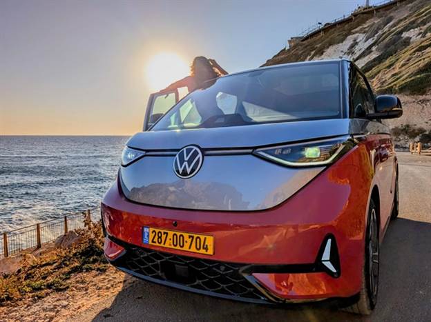 כזו שכולם התאהבו בה. עד שהם שמעו את המחיר...