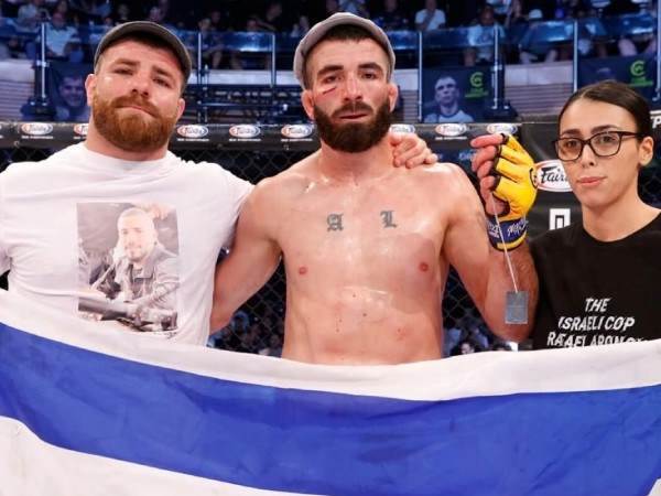 עם דגל ישראל ודסקית חטופים. ארונוב (האינסטגרם הרשמי של ארונוב)