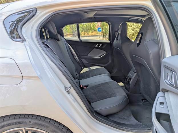 תעלת הינע רחבה וקונסולה קדמית שבולטת לאחור יקשו על נוסע שלישי במרכז