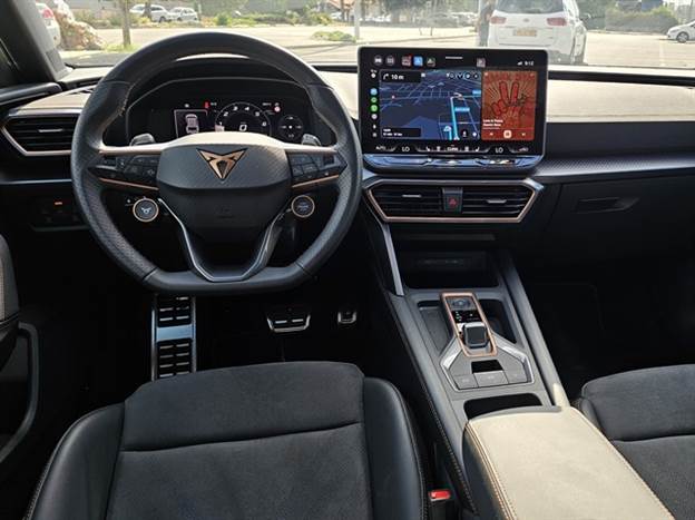 תא הנוסעים ממשיך באותו הקו, אבל הפעם יש מסך גדול יותר עם ממשק הפעלה עדכני