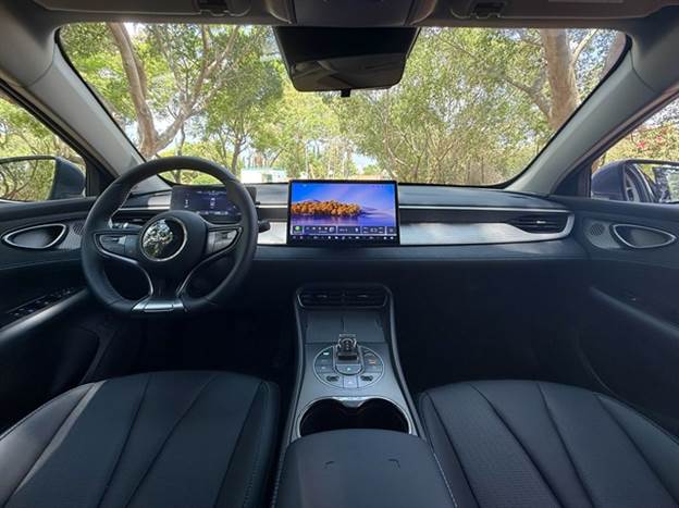 תא הנוסעים מזוהה כ-BYD, עם גימיק המסך המסתובב לצד איכות חומרים והרכבה טובה