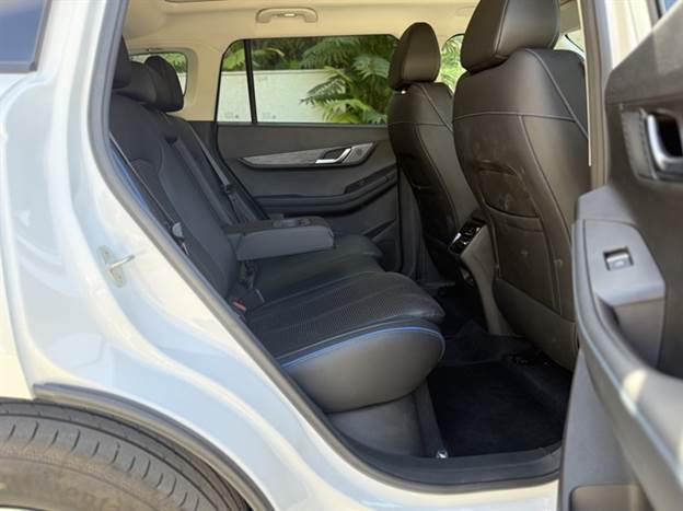 מאחור יש מרווח טוב לשני מבוגרים, אבל הנוסע במרכז לא ייהנה ממש מהמושב האמצעי