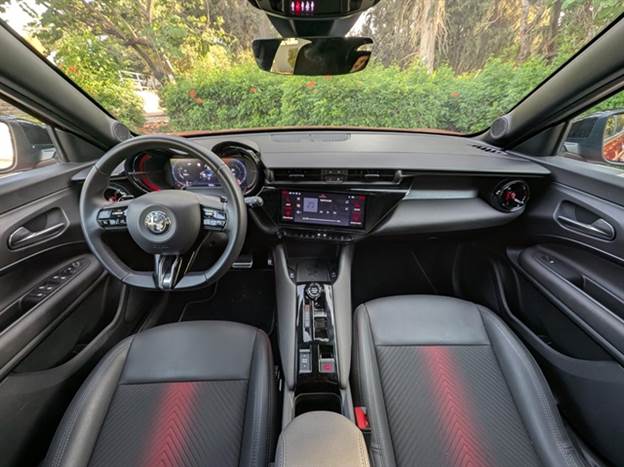 מבפנים הוא נראה כמו אלפא - אבל איך זה מרגיש?