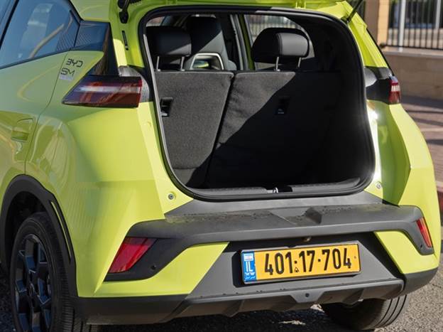 תא מטען קטן. ככל הנראה רוב האנשים פשוט יניחו ציוד על הספסל האחורי