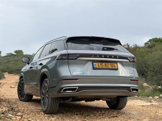 החזית “עצבנית“, מאחור הוא רגוע יותר