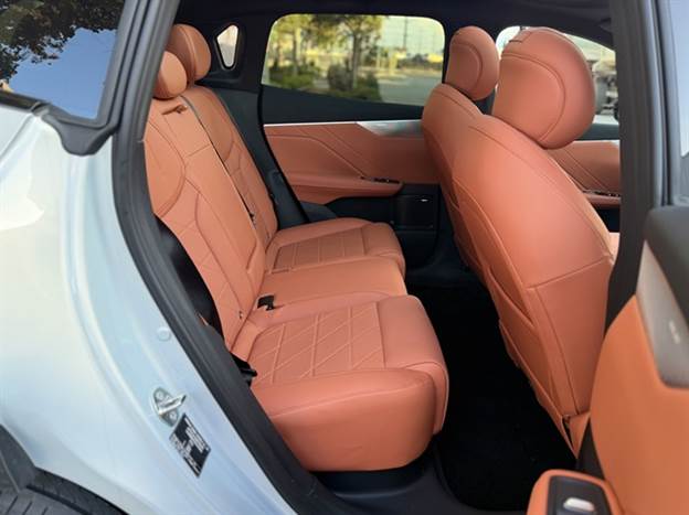 בסיס גלגלים של 2.88 מטר מספק מרווח טוב מאחור