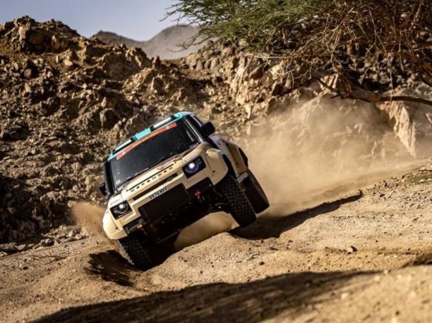 קבוצת לנדרובר עם הדיפנדר שכבש את המקום הראשון והשני בקטגוריית Stock