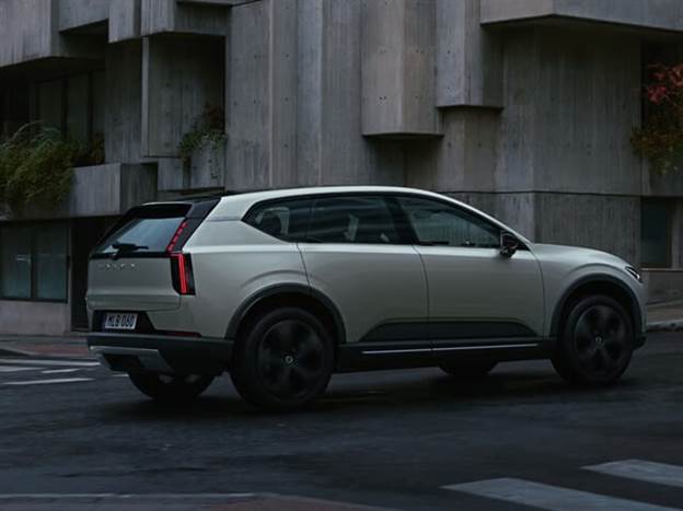 מעיין שילוב בין ה-EX30 הקטן ל-EX90 הגדול